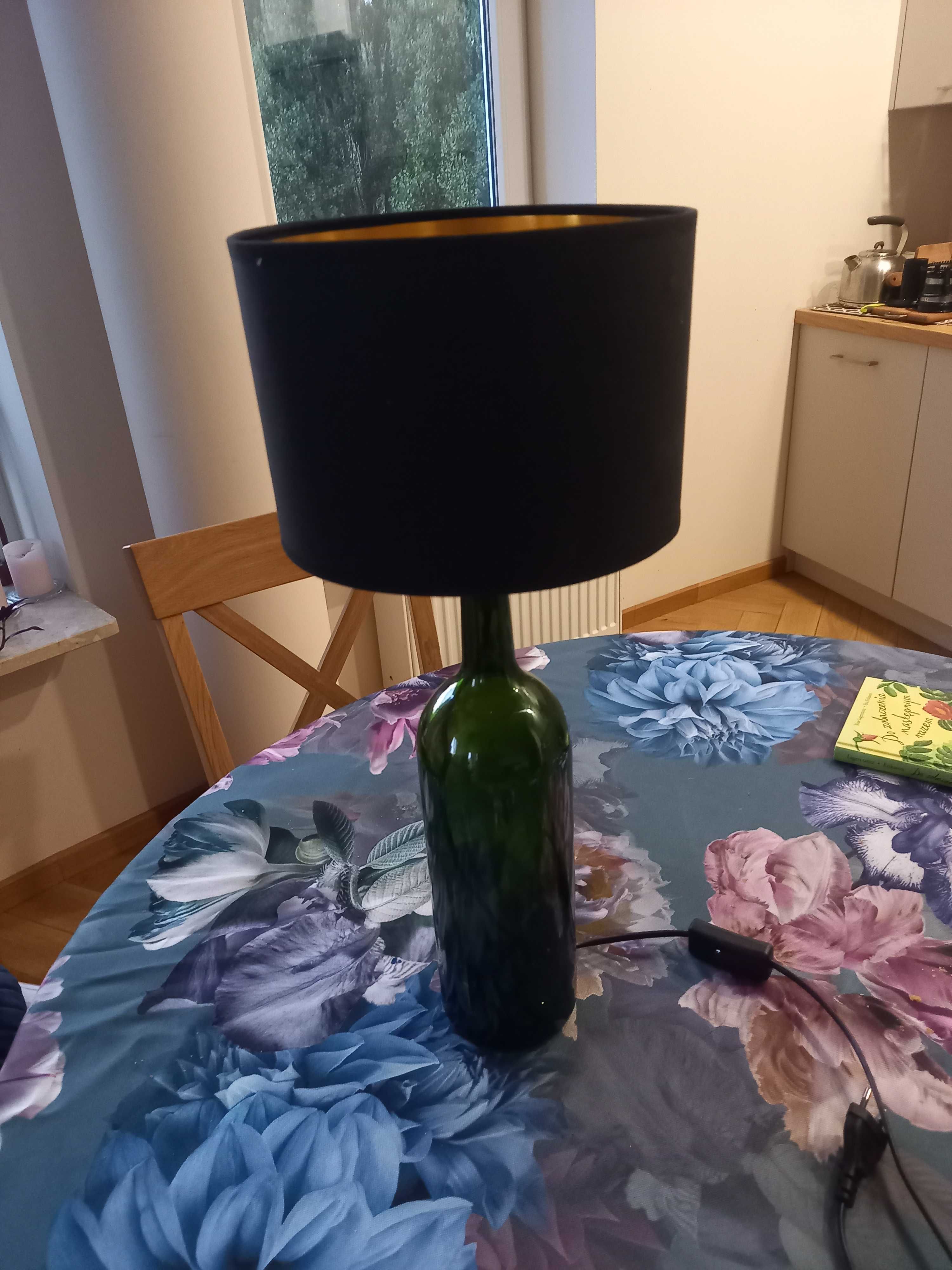 Duza lampa ze szklana podstawa (wysokosc: 52 cm)