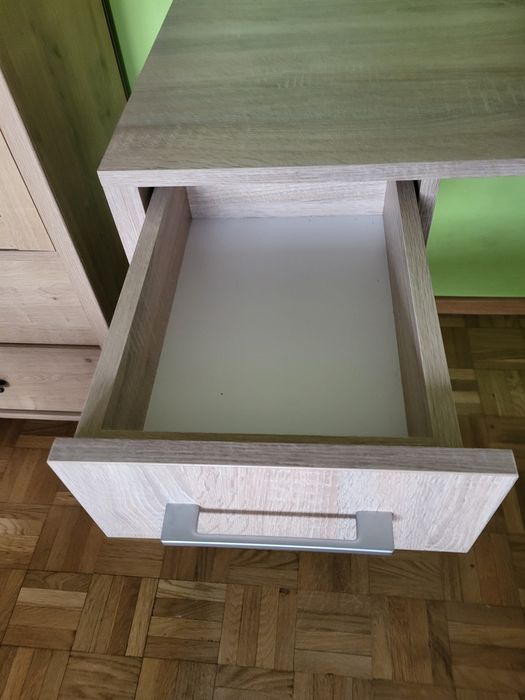 Biurko 105cm szerokości

Biurko wykonana na wymiar przez stolarza. 
Pł