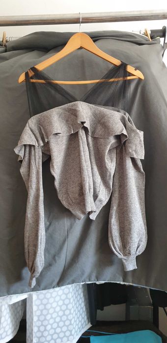 Malha cinzenta com ombros em tule