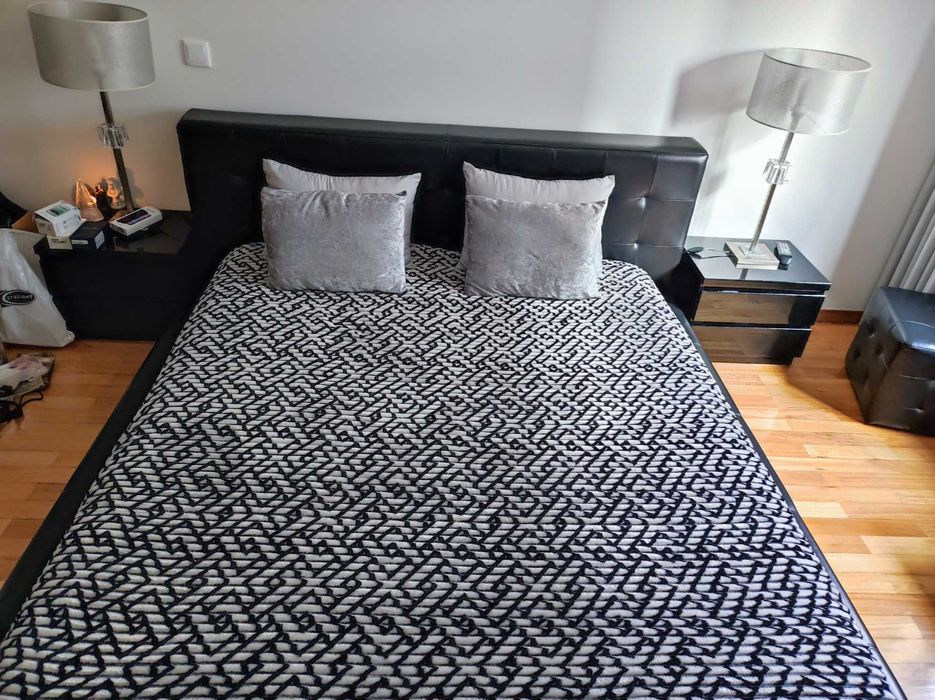 Mobília cama e mesinhas