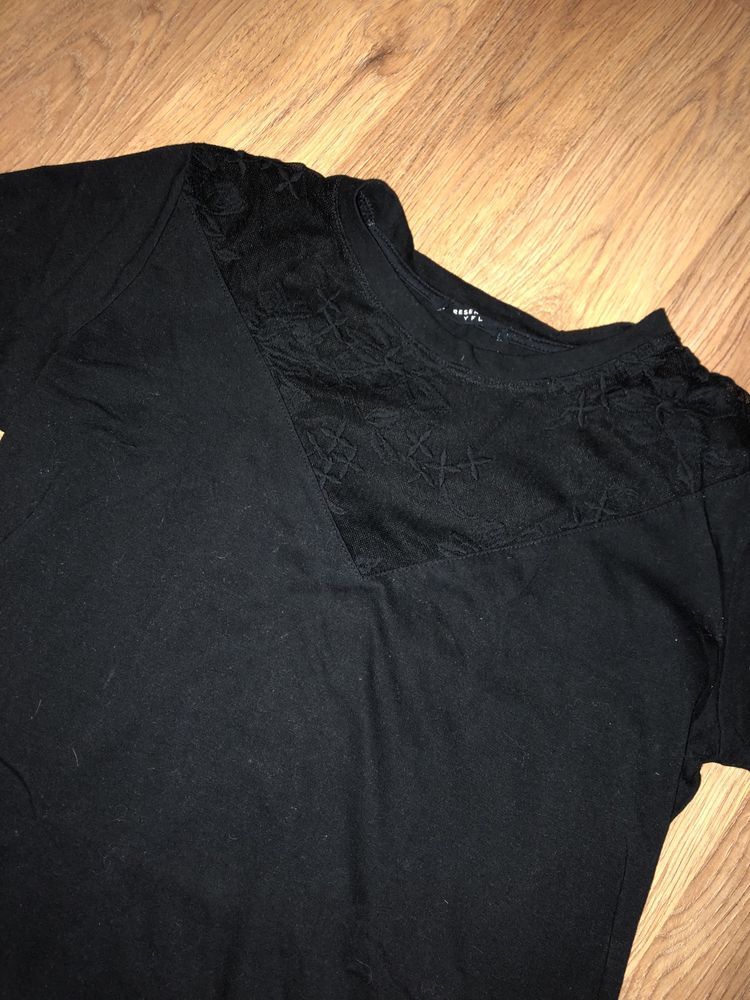 Czarny t-shirt z koronką na dekolcie