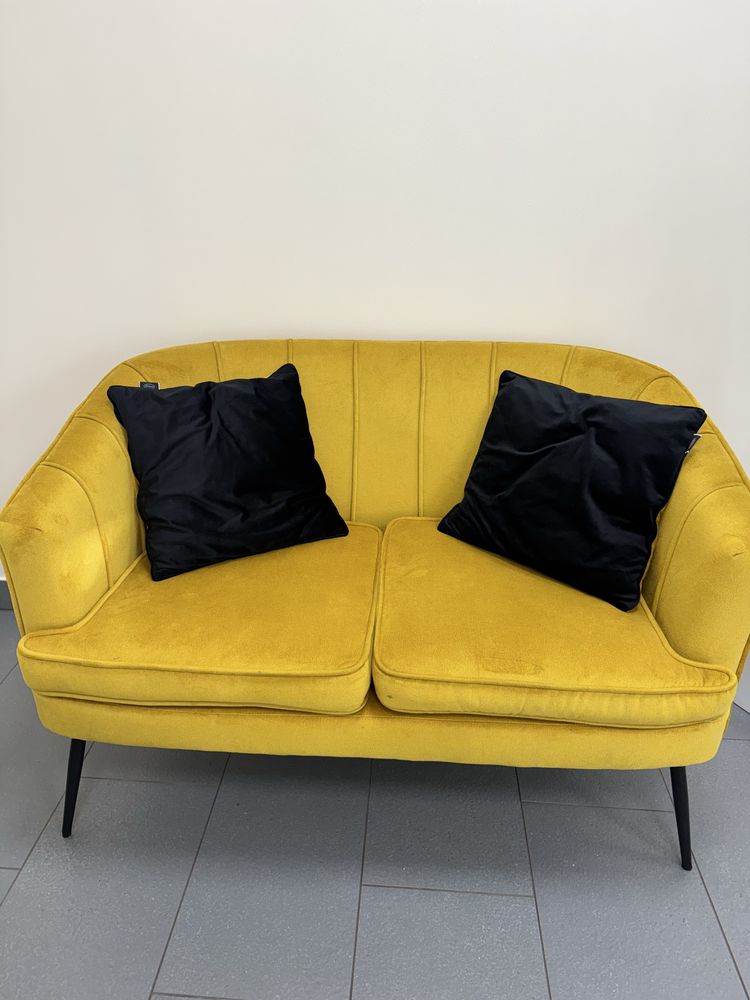 Sofa w kolorze złotym