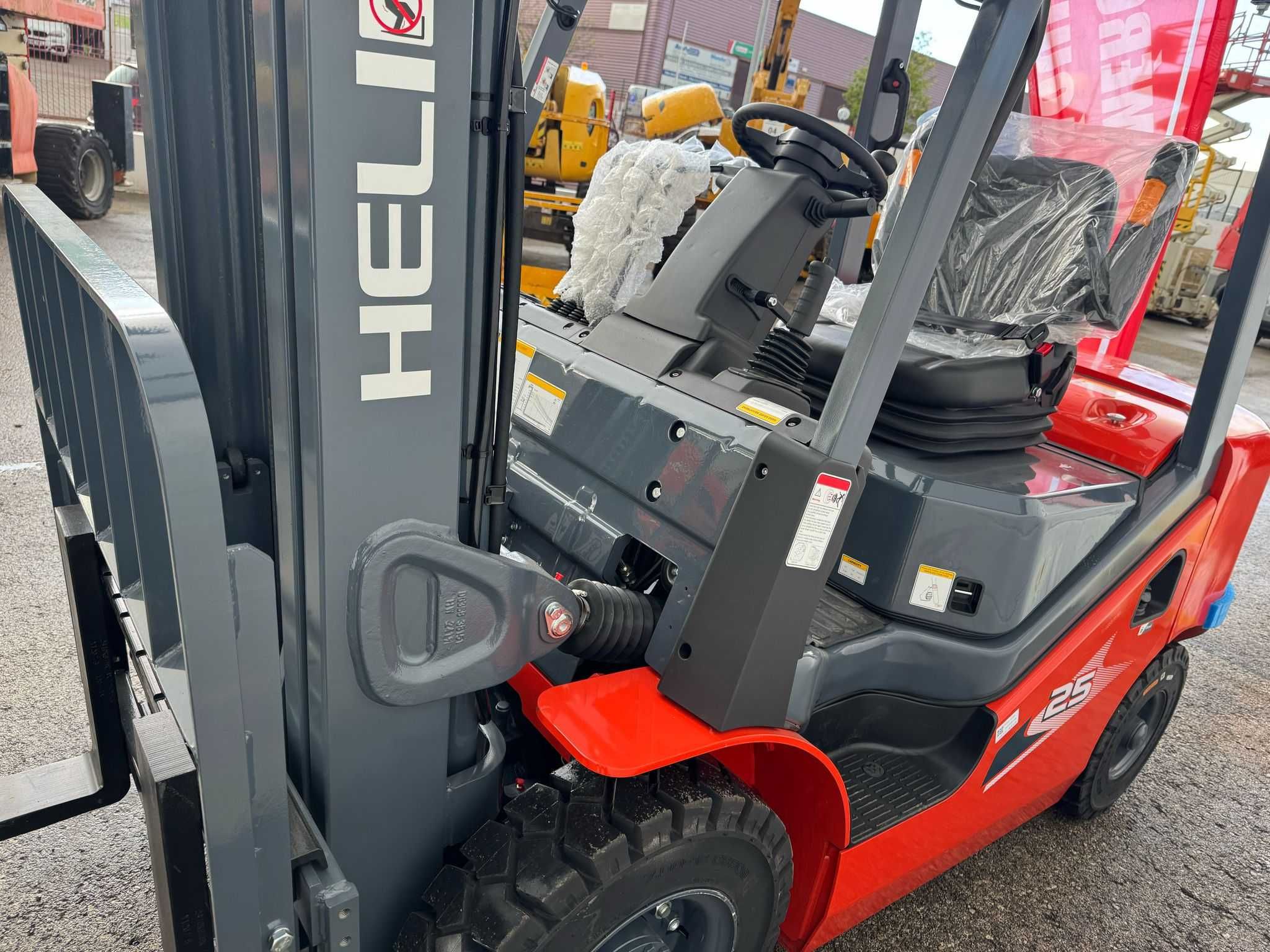 Empilhador HELI Diesel  (NOVO) 2,5Ton