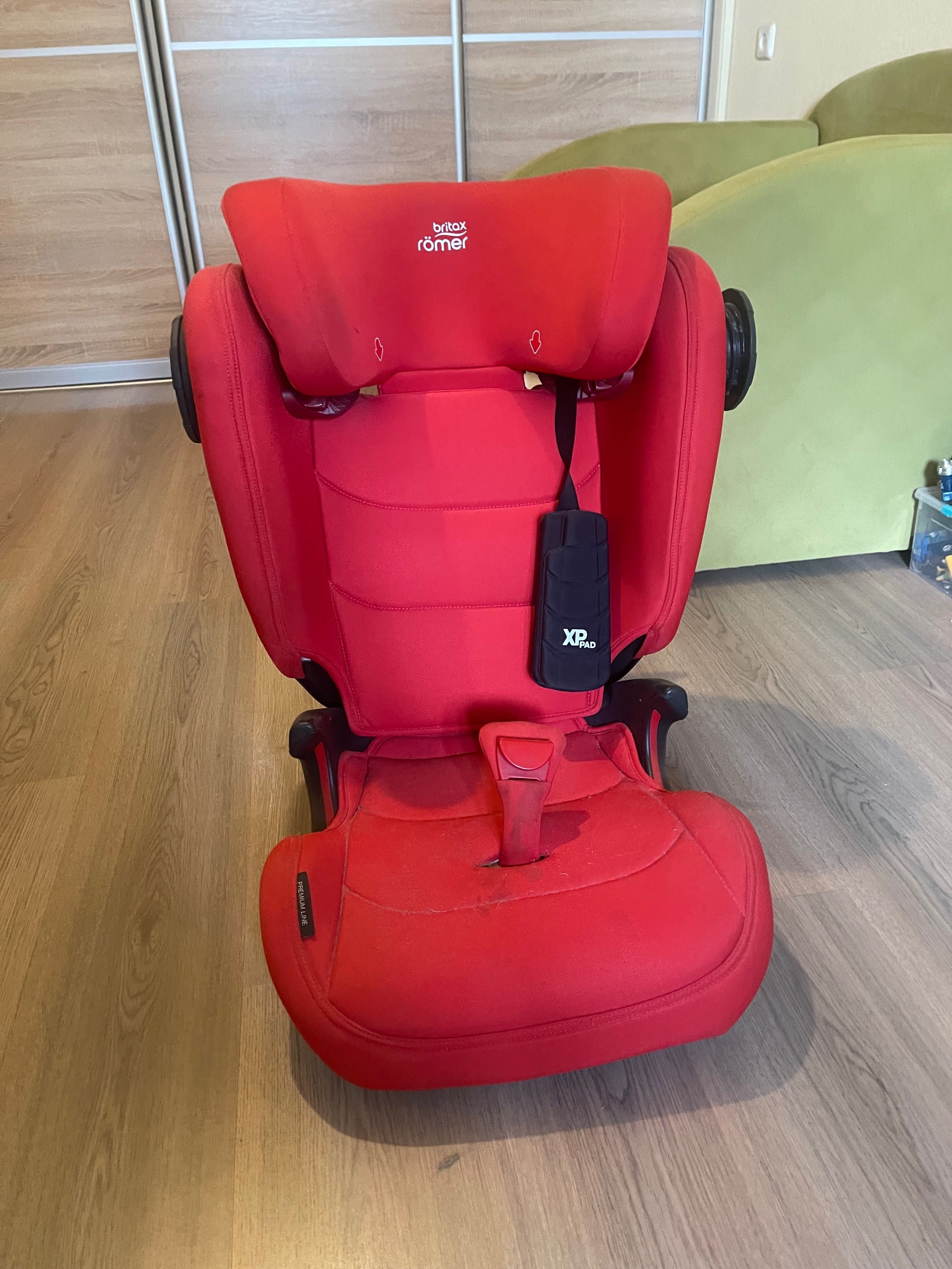 Автокрісло Britax Römer Kidfix III S червоного кольору, майже нове