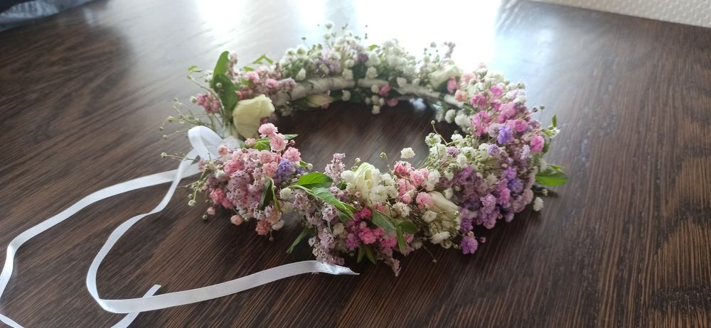 Wianek komunijny z żywych kwiatów