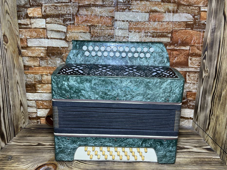 На продаж гармонь «Марічка-3»