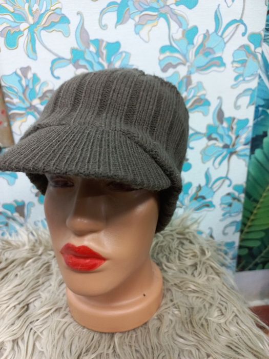 Чоловіча шапка з козирком та шапка біні