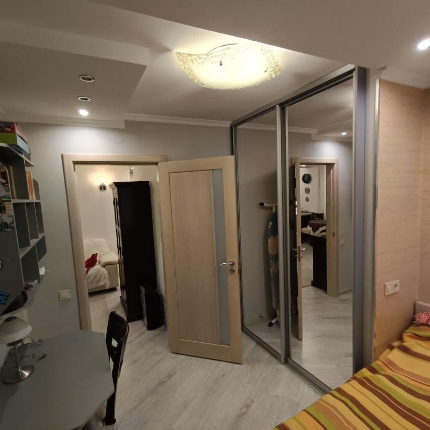 Продаю 3 ком кв Парковая 3/5 кирпич, ремонт, мебель, техника