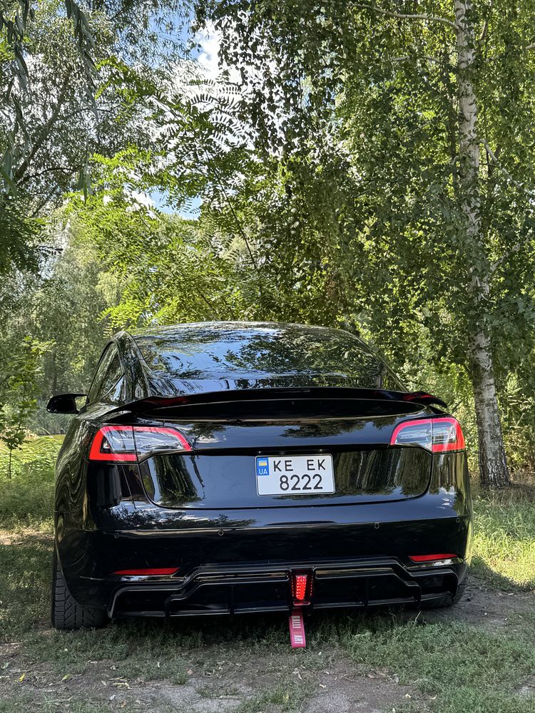 Tesla model 3 2019 рік