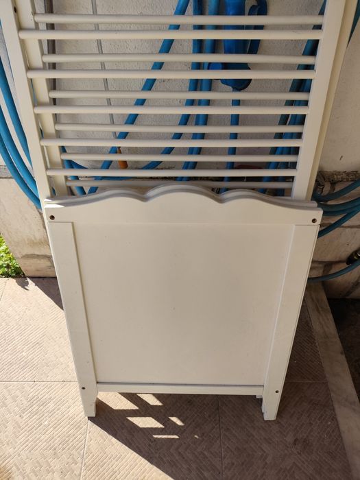 Cama de bebê usada sem as ferragens