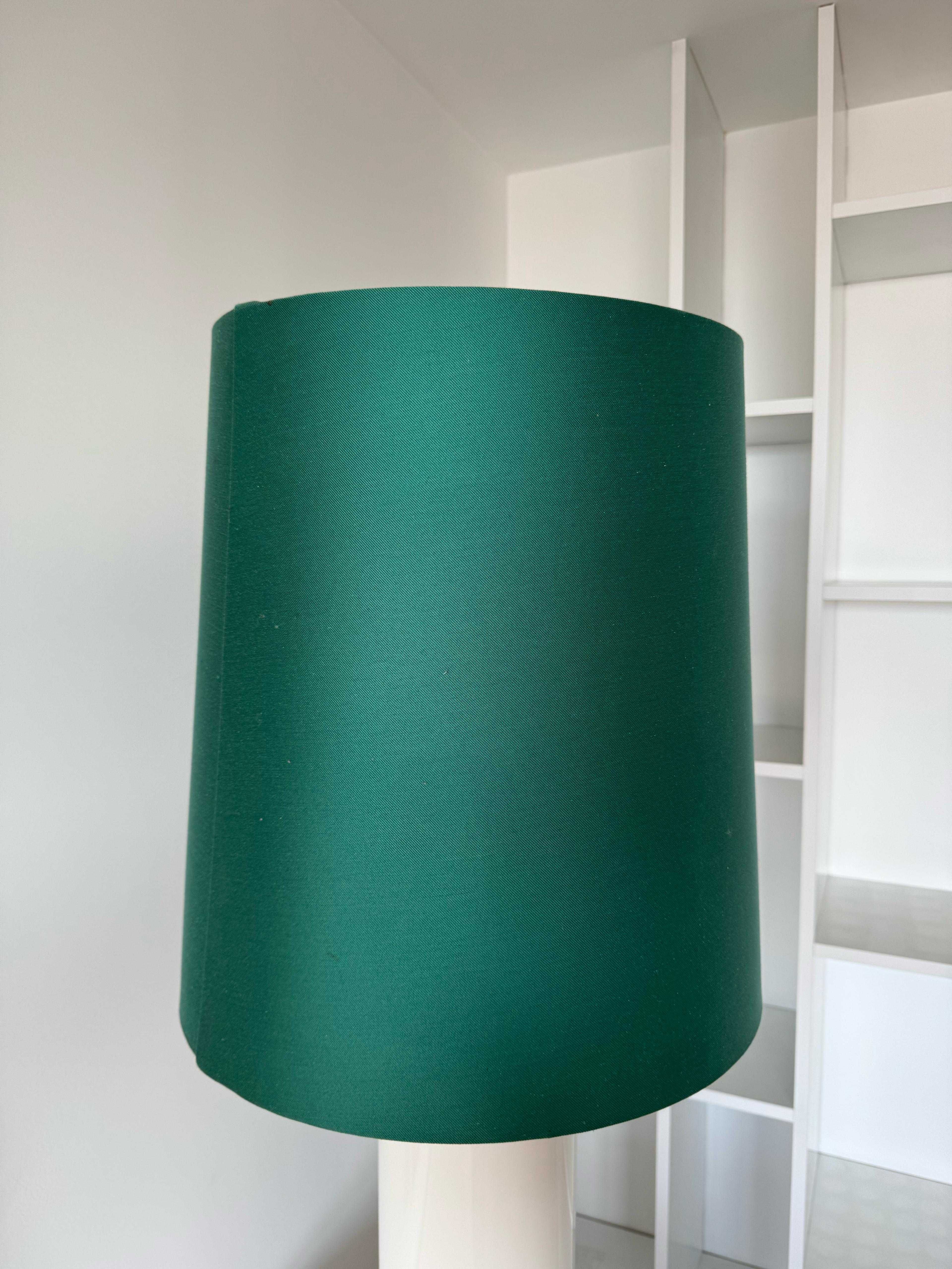 Candeeiro base branca e abajur verde (Interdesign)