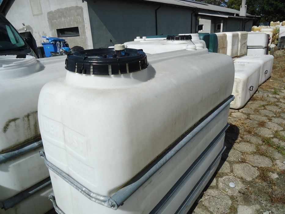 Zbiornik 2000L plastikowy duży właz u góry przewierty woda rsm