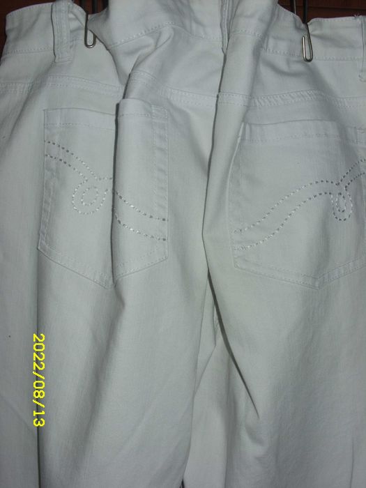 белые стрейчевые джинсы