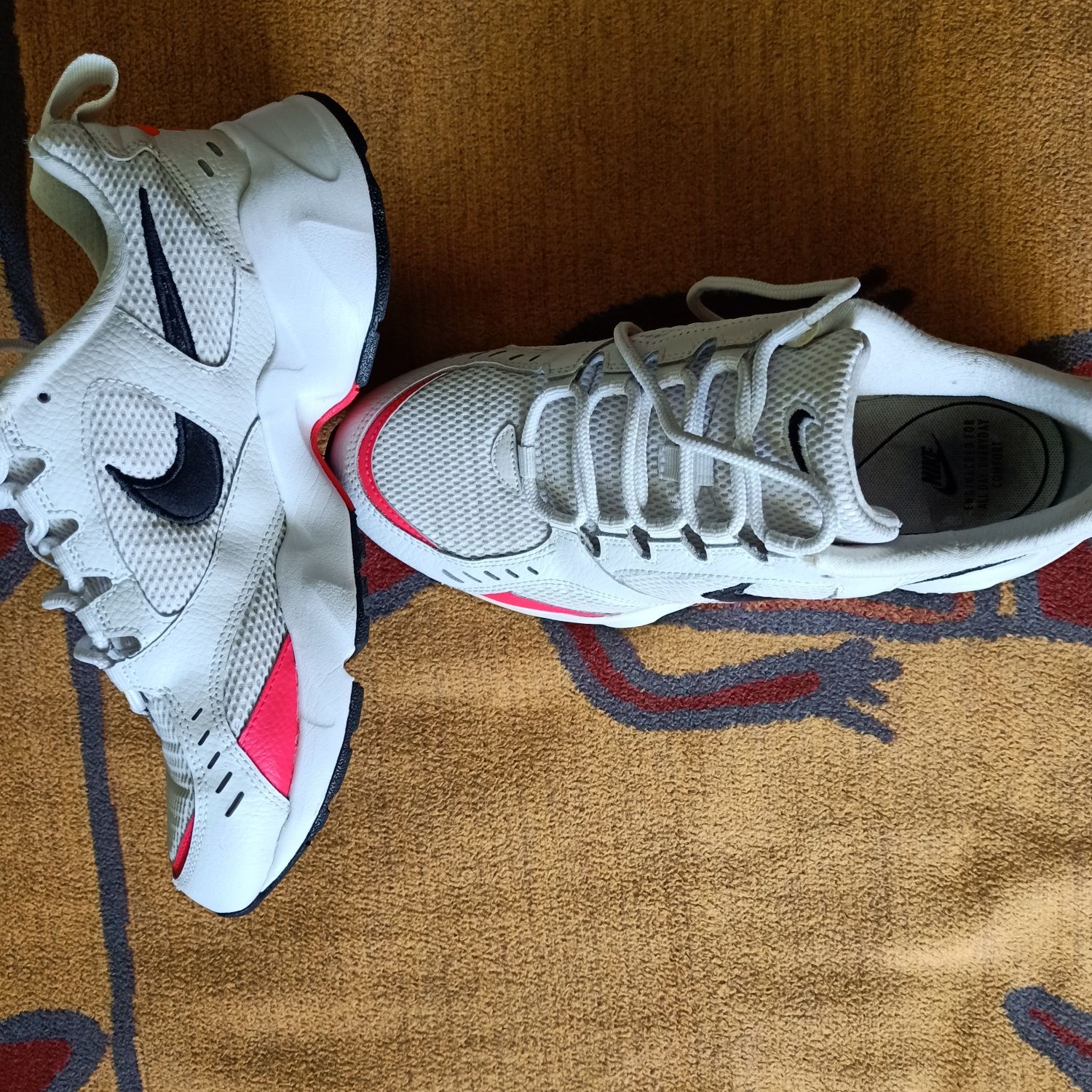 Nike Air Heights , uniseks. Rozmiar 40 . Wkł 25 cm .