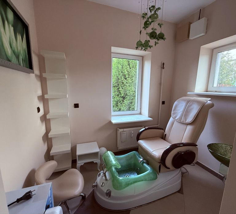 Wynajmę lokal-Stanowisko pedicure i manicure w Pabianicach