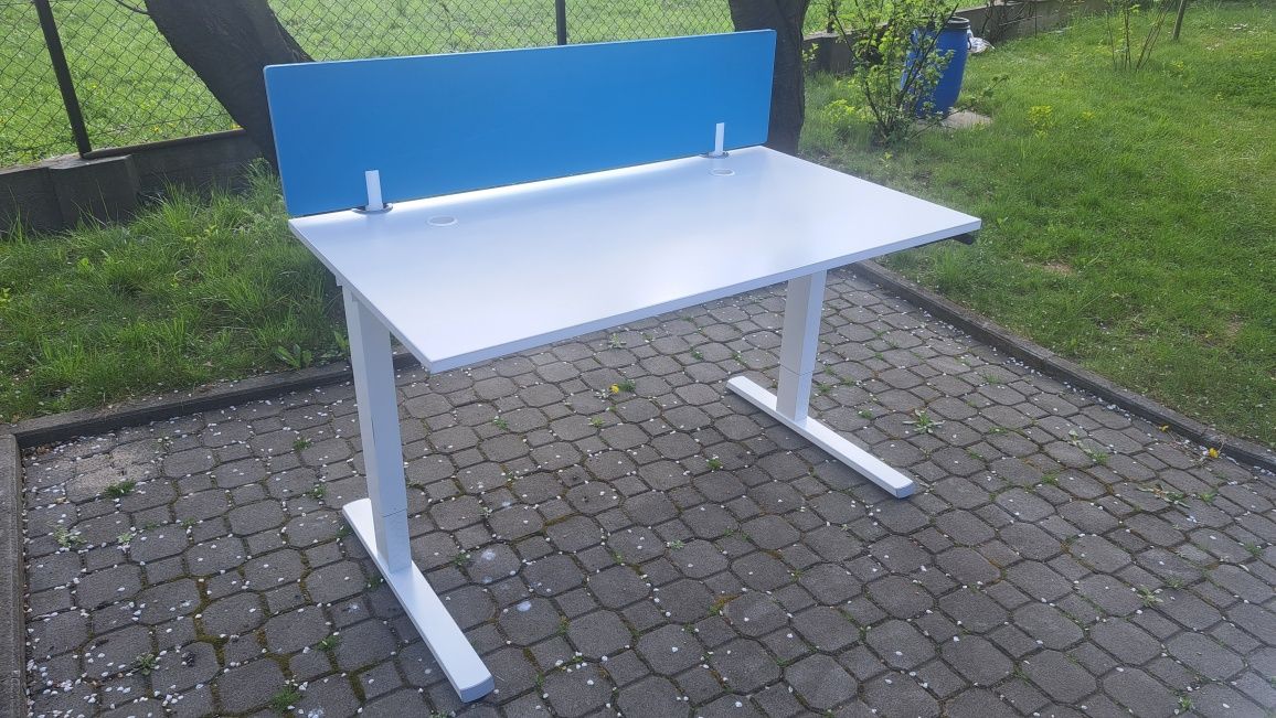 Ergonomiczne biurko, z regulacją wysokości z miejscem na kable.