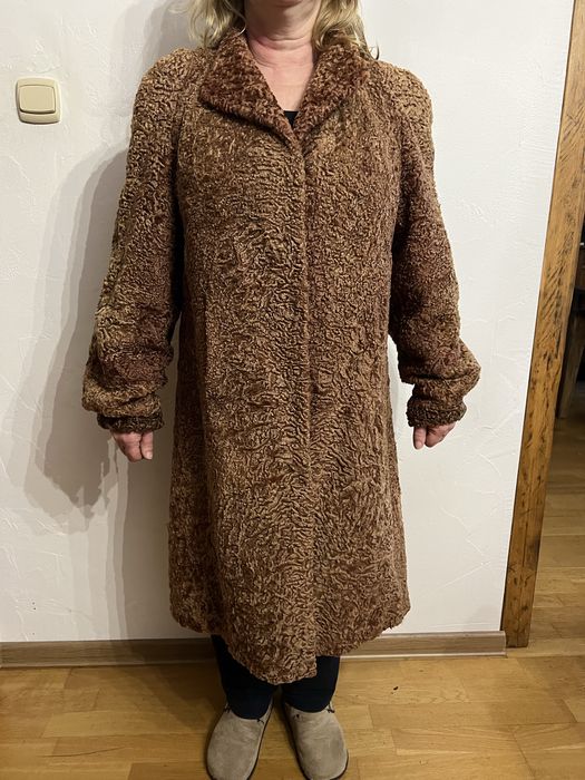 płaszcz brązowy z karakułów