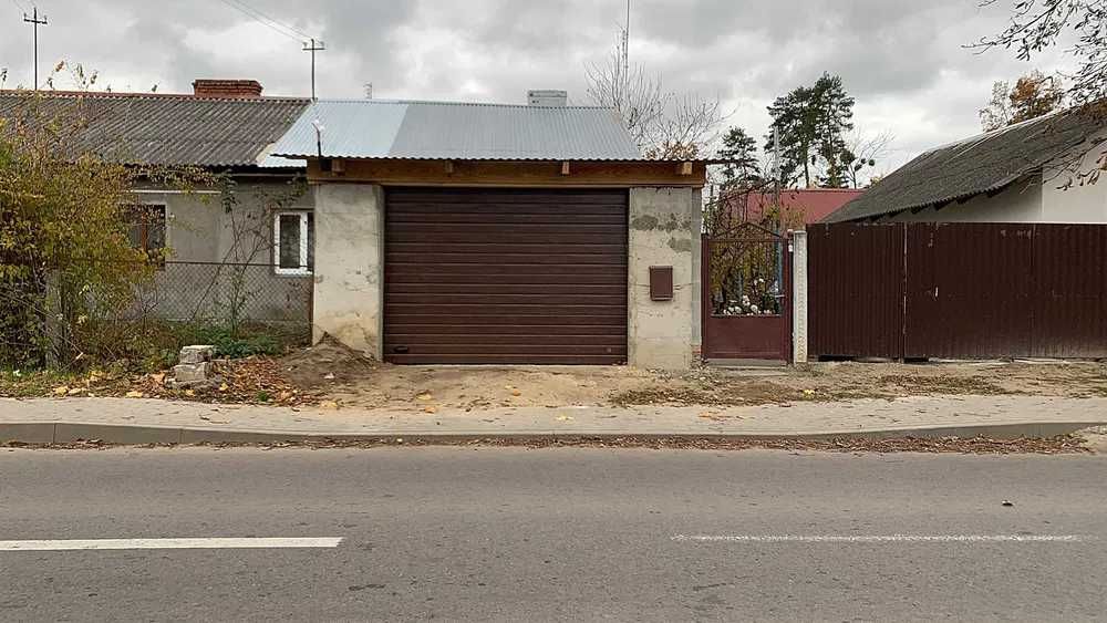 Автоматичні ролетні економ ворота в гараж і повноцінні секційні ворота