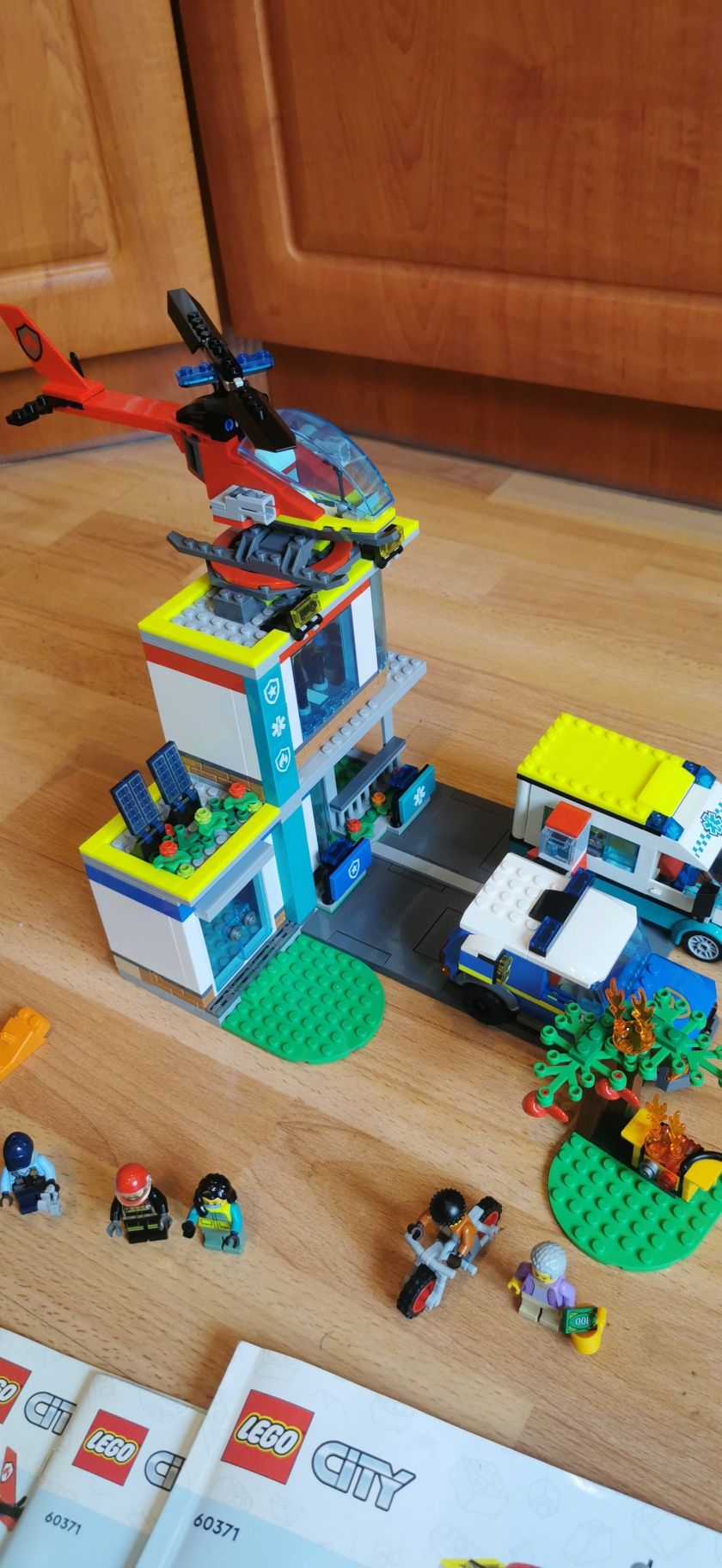 LEGO CITY 60371 Parking dla pojazdów uprzywilejowanych