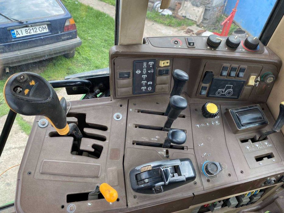 John Deere 6810 трактор сільськогосподарський