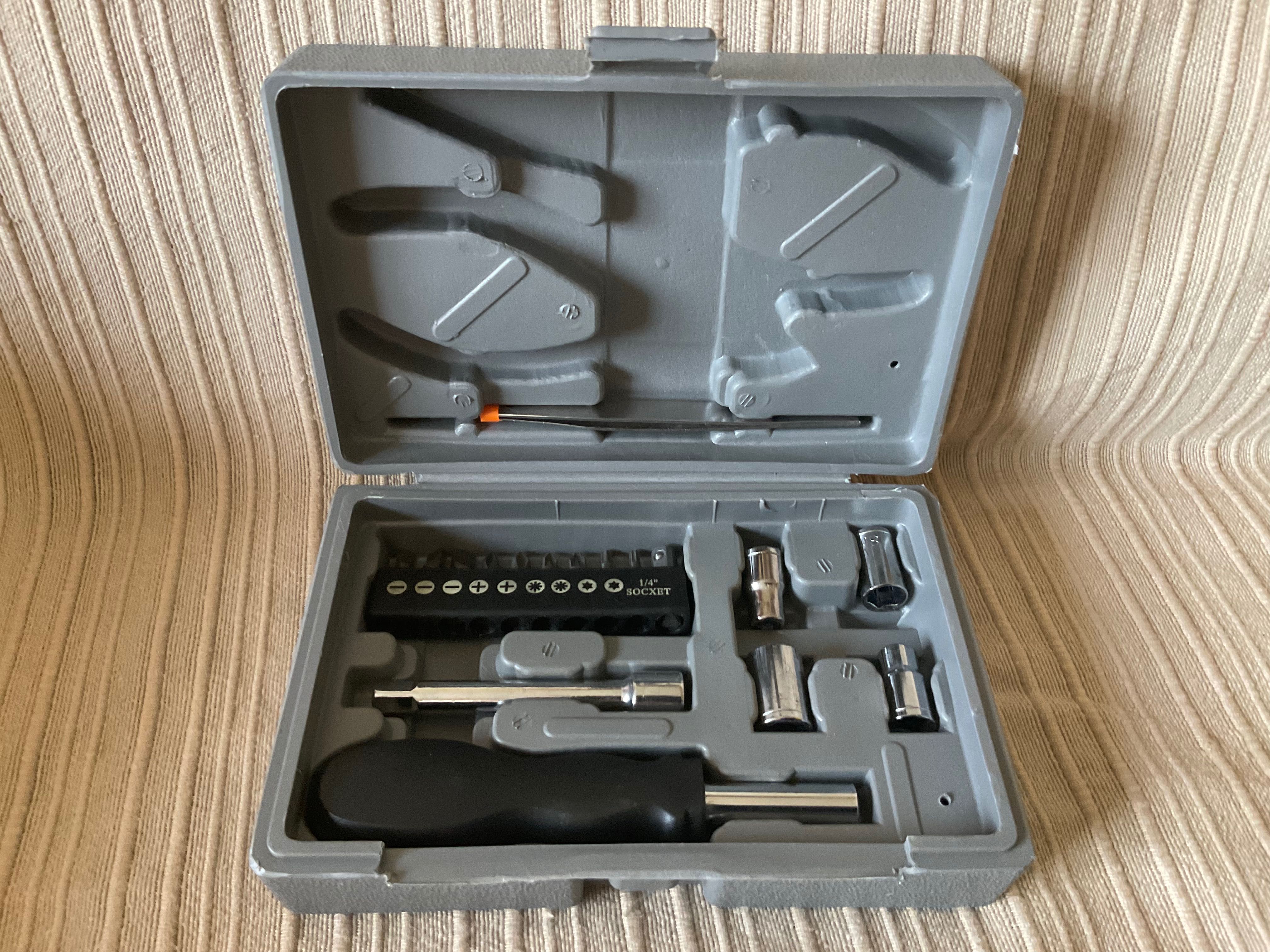 Lanterna e aparafusadora Black&Decker, caixa bits