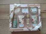 Zestaw Body Care Collection o zapachu magnolii