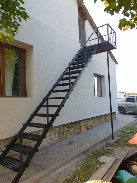 Сходи металеві, гвинтові  сходинки дуб,ясен