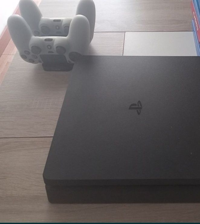 PS4 Slim 500GB + comando + jogos