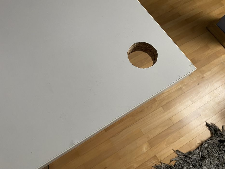 Biurko gamingowe 136x66 cm – z miejscem na LEDy i gniazdko