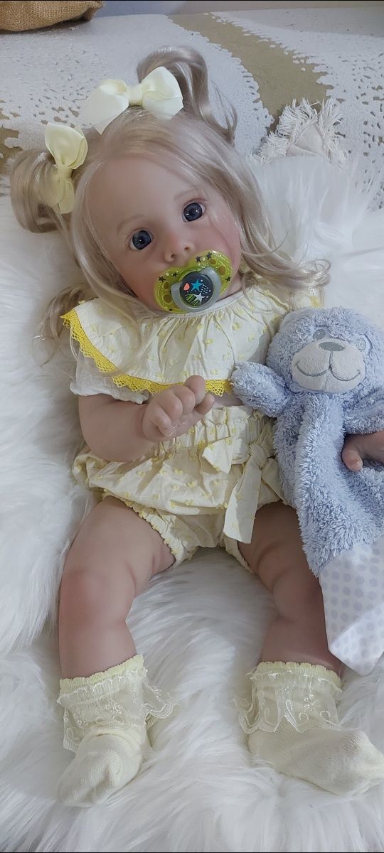 Bebe Reborn realista menina 60 cm cabelo loiro comprido