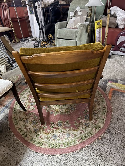 Fotel vintage z miękkimi poduszkami – DOWÓZ DO DOMU