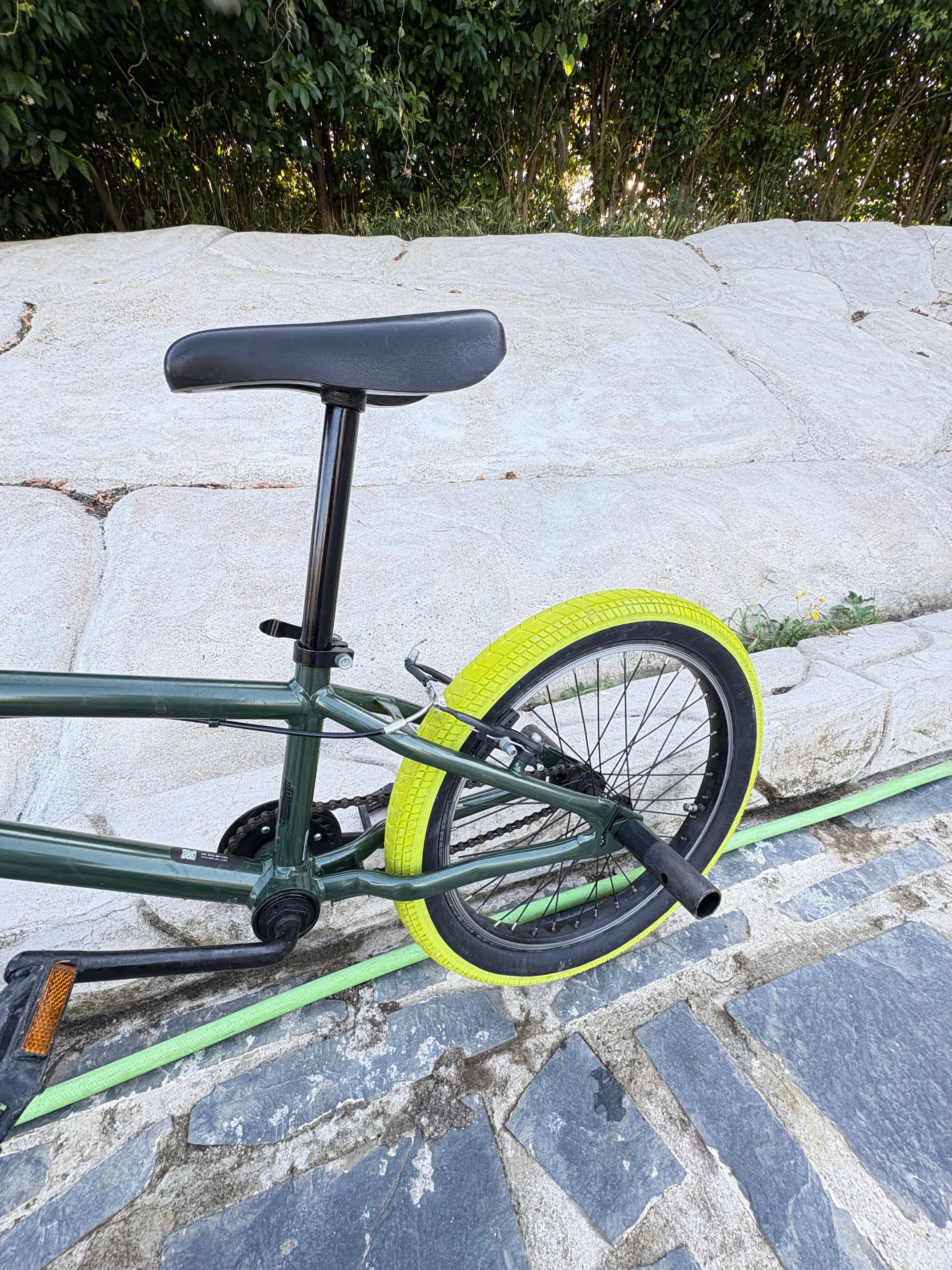 BMX verde escuro com pneus verdes claros