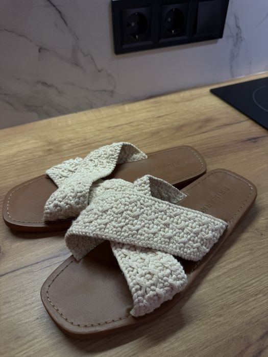 Шлепки новые бежевые