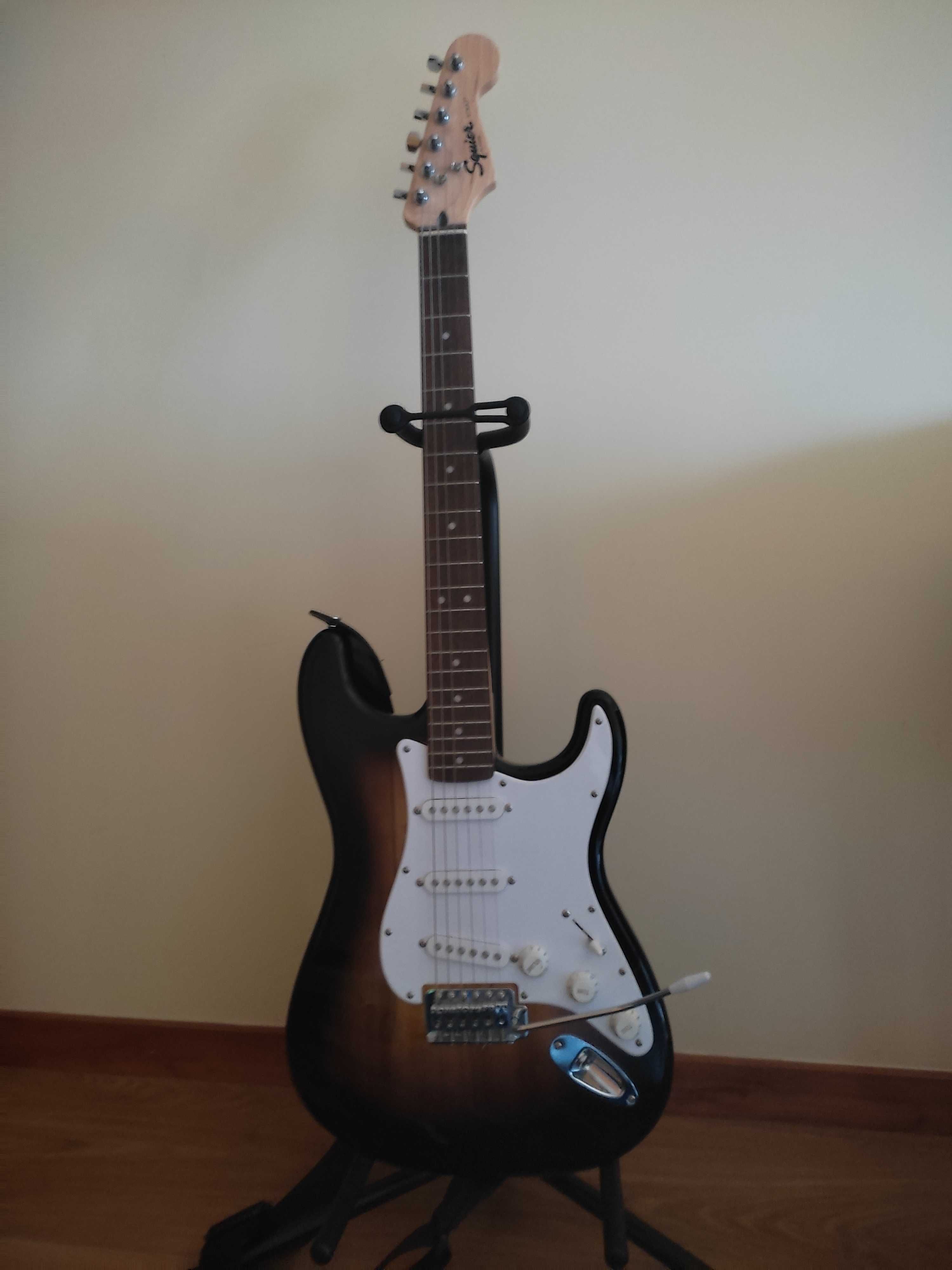Guitarra Fender SQUIER pack + livro iniciantes [ESTADO - COMO NOVO!!!]