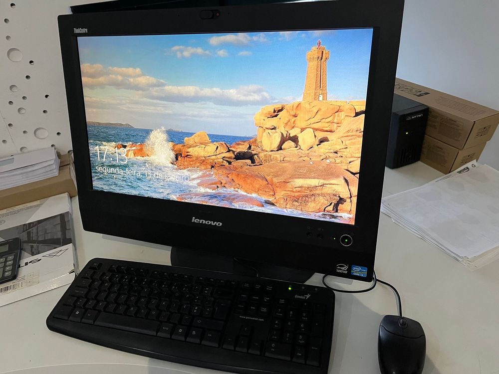 PC desktop AIO Lenovo ecrã 24” integrado