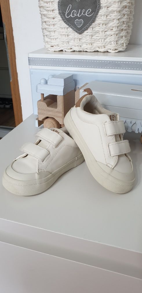 Buty sportowe białe H&M roz.20/21 dla chłopca