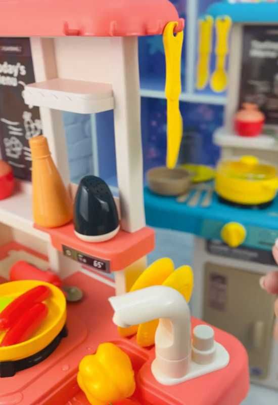 Особлива іграшкова кухня лялькам є необхідні іграшкові предмети