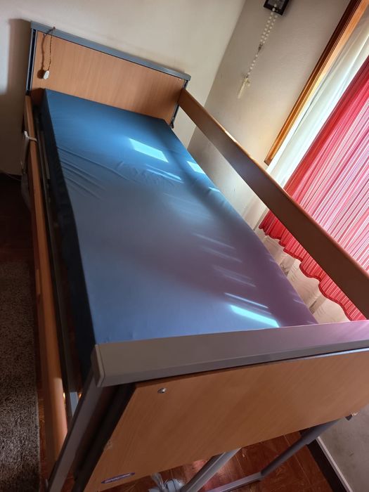 Cama articulada elevatória