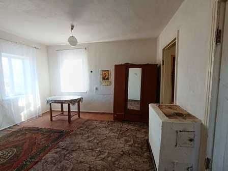 Будинок в центрі с. Лукашівка.