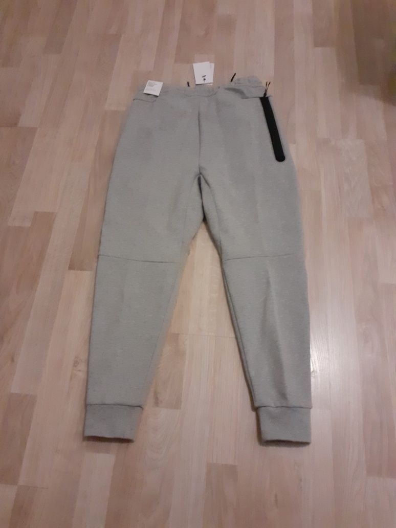 Spodnie Nike Tech Fleece r M Taper Leg Slim Fit Regular Length nowe