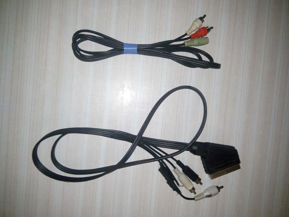 ЛОТ: різні перехідники, кабелі, конектори.