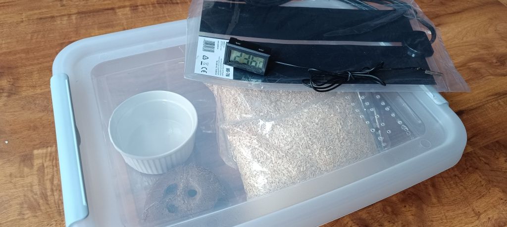 Kompletny box dla węża (terrarium,pojemnik) z wyposażeniem