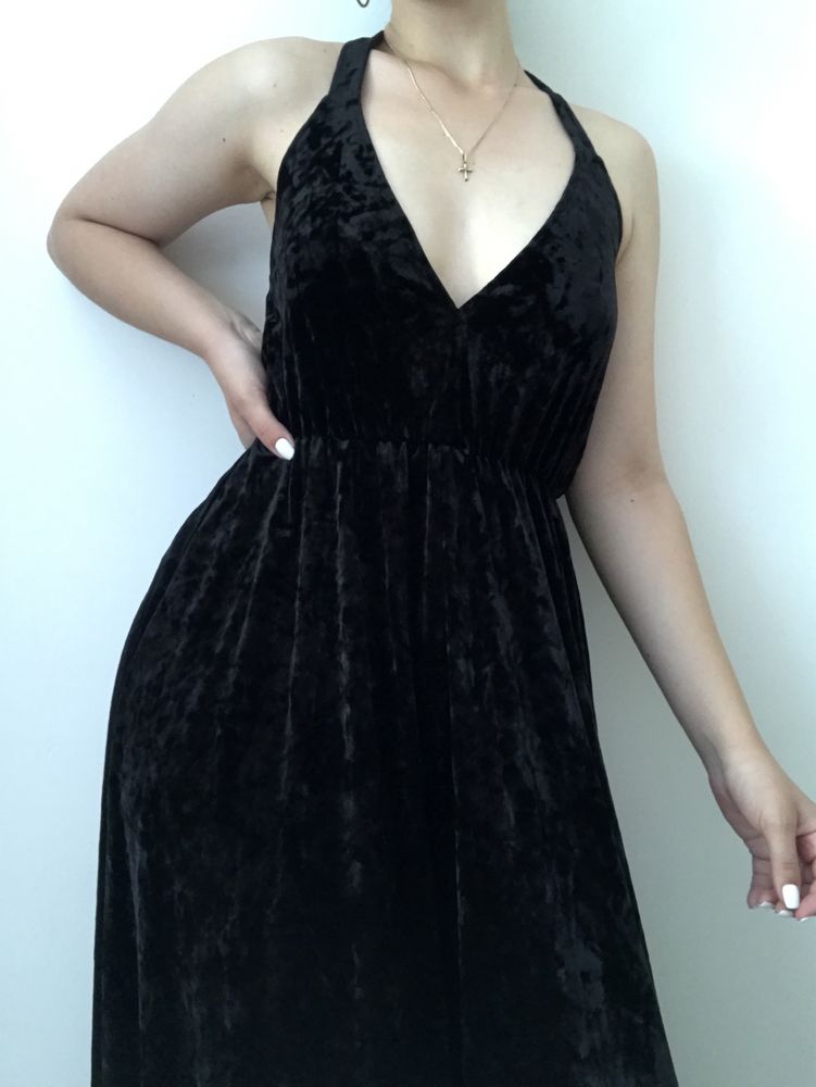 Czarna welurowa sukienka glamour NA-KD 70’s retro balowa studniówka