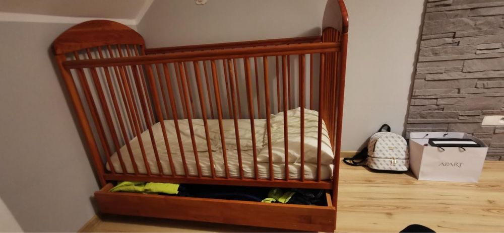 Łóżeczko dziecięce z szufladą firmy Drewex