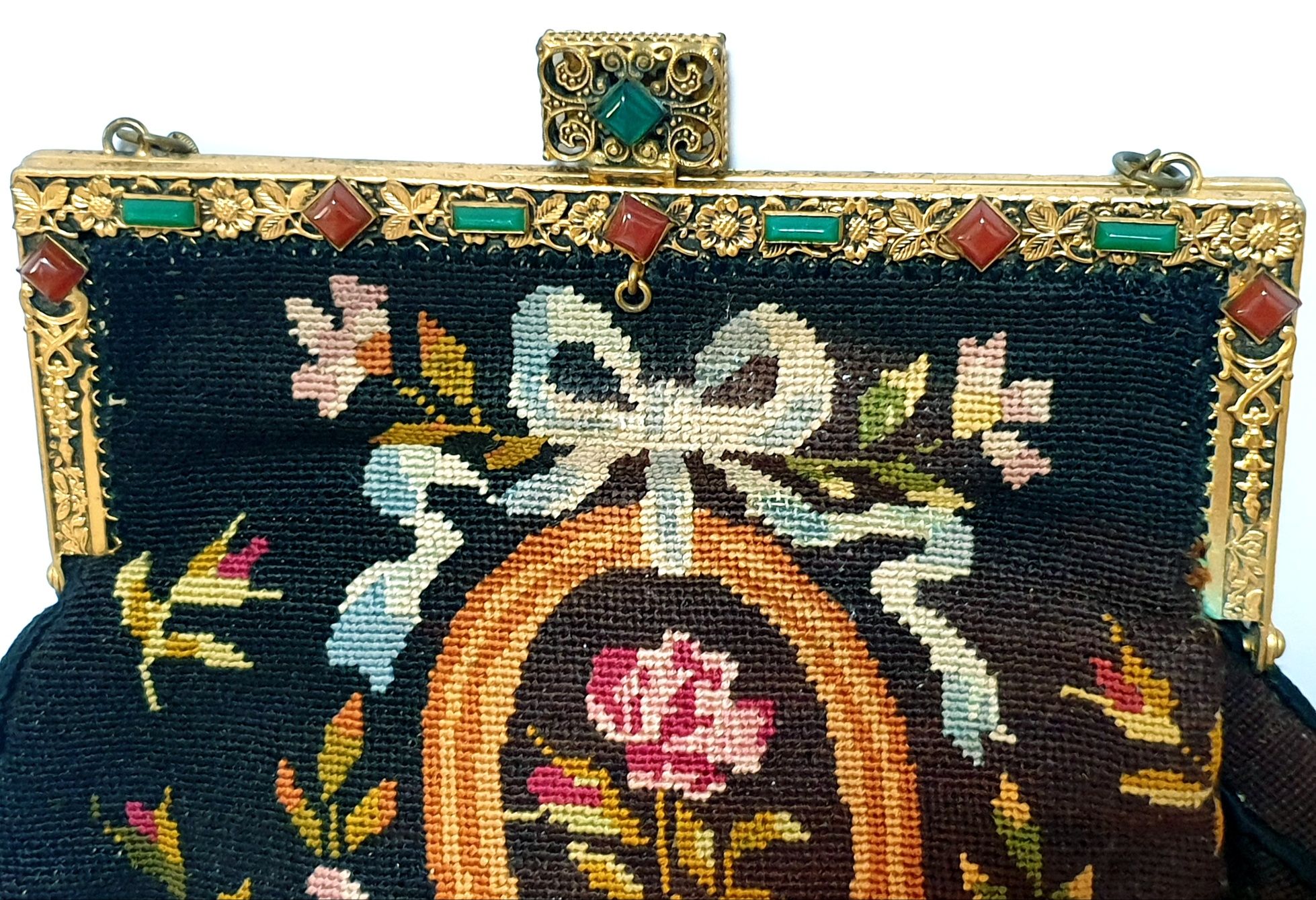 Linda antiga mala de Senhora bordada de "petit point"