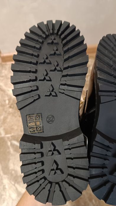 Нові чобітки для дівчинки