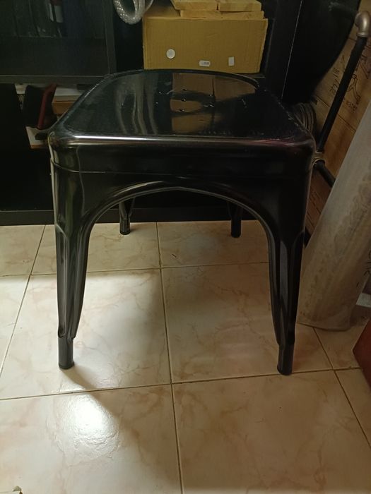 Banco de metal preto