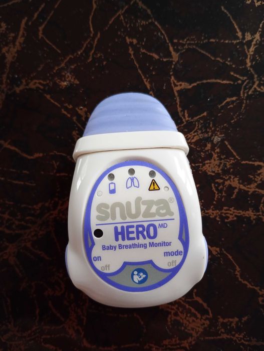 Monitor oddechu na gwarancji Snuza Hero.