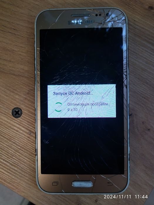 Продам SAMSUNG J2 як на фото. Не Курочений!
