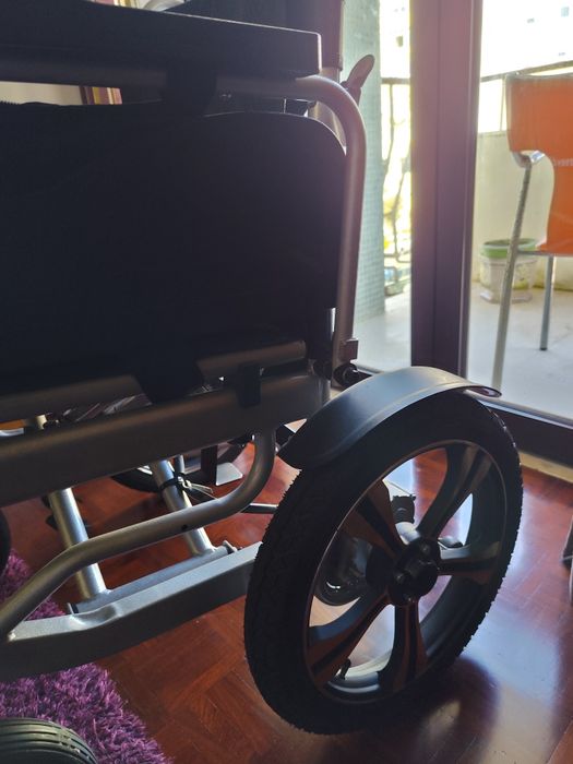 Cadeira de rodas elétrica praticamente nova , bateria a 100%